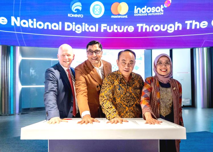 (ki-ka) : CEO Mastercard Michael Miebach, President Director & CEO Indosat Ooredoo Hutchison Vikram Sinha, Menkominfo RI Budi Arie Setiadi dan Wakil Rektor ITB Bidang Sumber Daya Dr. Ir. Gusti Ayu Putri Saptawati S, M.Comm, saat peresmian Indosat-Mastercard Cybersecurity Center of Excellence (CoE), Kamis.  (ist)