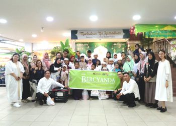 ASTON Pontianak Traktir Anak Yatim dan Dhuafa Belanja