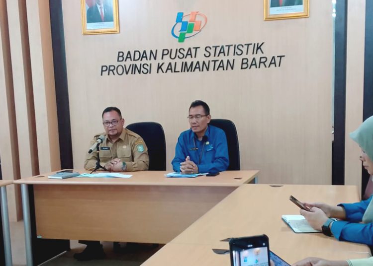 Kepala BPS Kalbar, Muh. Saichudin (kanan) dan Pj Sekda Provinsi Kalimantan Barat, Mohammad Bari saat rilis BRS di Pontianak, Senin.(matra)