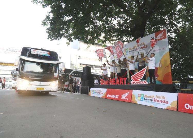 Jajaran manajemen PT Astra Honda Motor (AHM), Kementerian Perhubungan RI, dan Korps Lalu Lintas Kepolisian Republik Indonesia melepas bus Mudik Bareng Honda 2024 di AHM Sunter, Jakarta, pada Sabtu lalu.(ist)