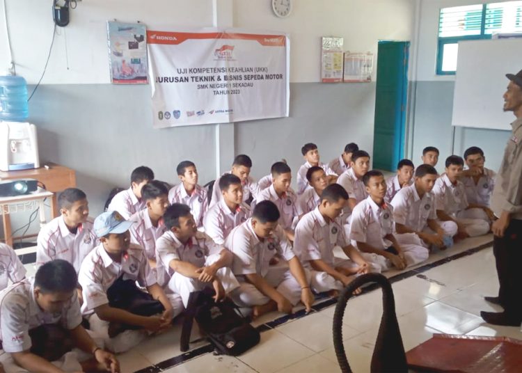 Tim Astra Motor Kalbar menjadi guru tamu di SMK Negeri 1 Sekadau.(ist)