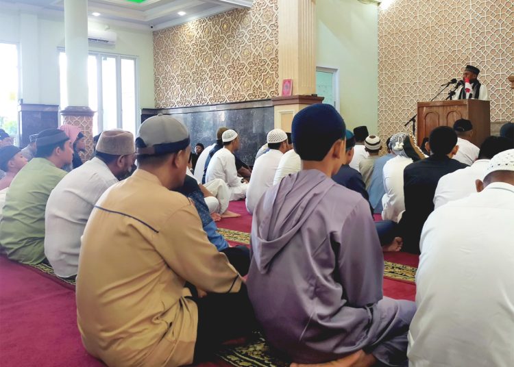 Kegiatan shalat Idul Fitri 1 Syawal 1445 H di Masjid Al Mukhlisin Pontianak, Rabu. (ist)