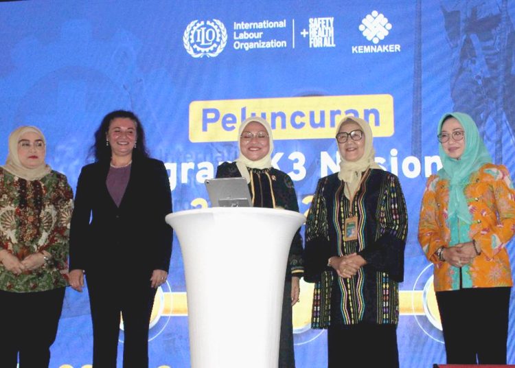 Foto dari kiri, Indah Anggoro Putri,  Direktur Jenderal Pembinaan Hubungan Industrial dan Jaminan Sosial Tenaga Kerja (Kemnaker), Simrin Singh, Direktur ILO untuk Indonesia dan Timor-Leste; Ida Fauziyah, Menteri Ketenagakerjaan, Haiyani Rumondang, Direktur Jenderal Binwasnaker (Kemnaker), Estiarty Haryani, Kepala Barenbang Ketenagakerjaan (Kemnaker)