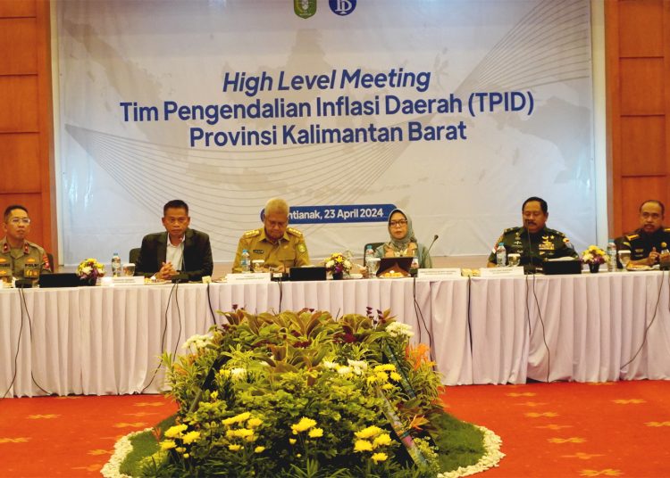 Pembahasan optimasi lahan rawa menjadi sawah dalam pertemuan High Level Meeting Tim Pengendalian Inflasi Daerah (TPID) di Pontianak, Selasa.(matra)