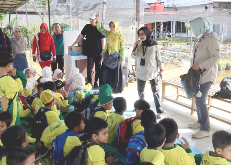 Anak didik TK Aisyiah Bustanul Athfal 1 Pontianak, kunjungi Kebun Ayo Bertani Dinas Tanaman Pangan dan Hortikultura Provinsi Kalimantan Barat, Jumat. (ist)