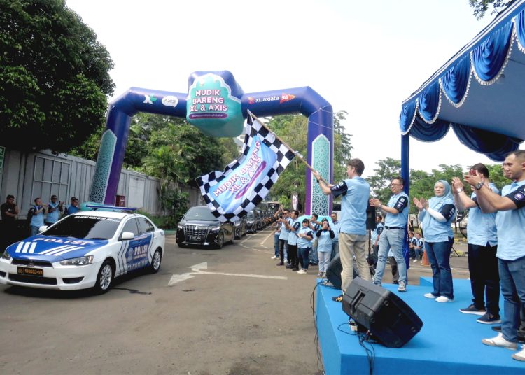 Direktur & Chief Commercial Officer - Consumer XL Axiata, David Arcelus Oses (pegang bendera) bersama jajaran Manajemen XL Axiata melakukan  seremoni pelepasan peserta mudik bareng XL Axiata 2024 di Jakarta, Jumat. (ist)