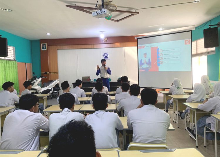 Sosialisasi keselamatan berkendara Asmo Kalbar di SMA Muhammadiyah 1 Kota Pontianak.(ist)