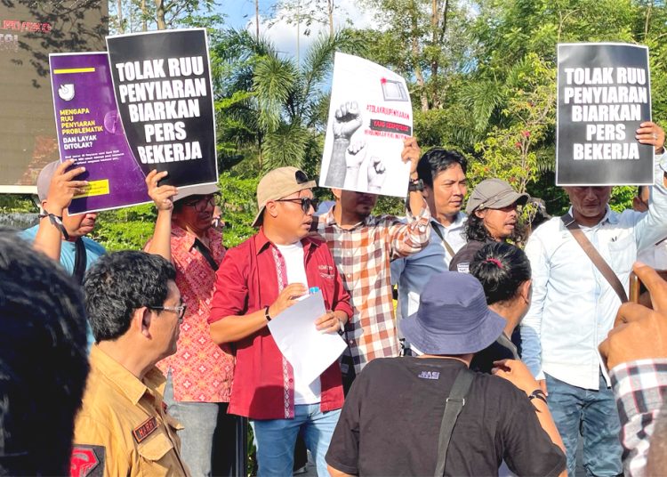 Aksi damai organisasi profesi jurnalis dari berbagai media di Pontianak Kalimantan Barat menolak revisi UU Penyiaran, Senin.