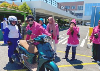 Intip Cara Kartini Zaman Now Belajar Naik Motor Aman dan Stylish
