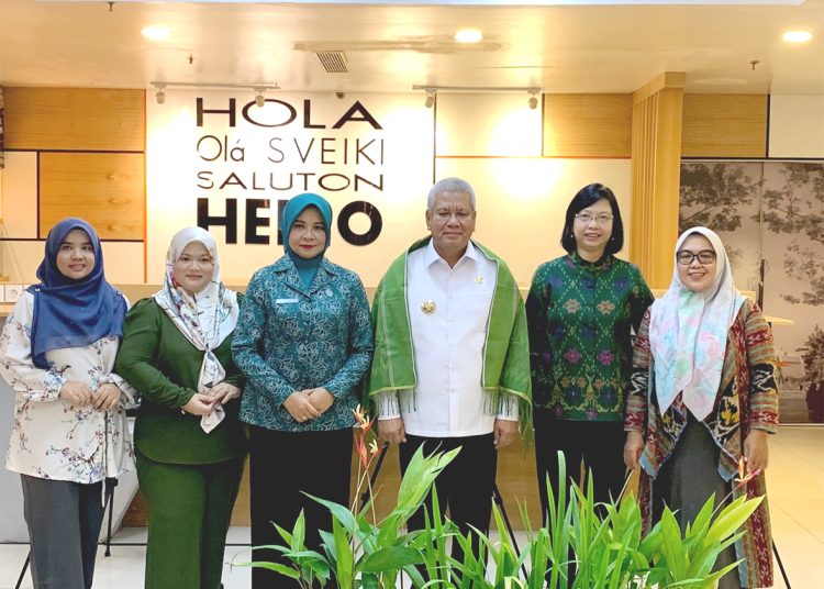 Uni Lubis, Ketua Umum FJPI (ke dua dari kanan) bersama Pj Gubernur Kalbar Harisson ketika membuka workshop KBGO di Pontianak.(ist)