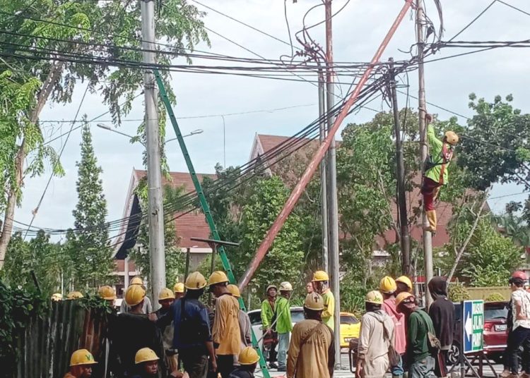 PLN UID Kalbar melakukan inventarisir untuk melakukan pekerjaan geser tiang listrik di bahu jalan.(ist)