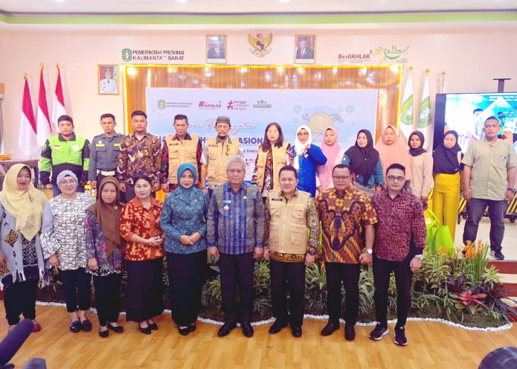 Foto Bersama Pj. Gubernur Kalbar dr. Harrison. M.Kes dan Kepala Dinas Ketenagakerjaan dan Transmigrasi, Drs. Hermanus M.Si. serta para perwakilan BUMN di Kalimanta Barat.(ist)