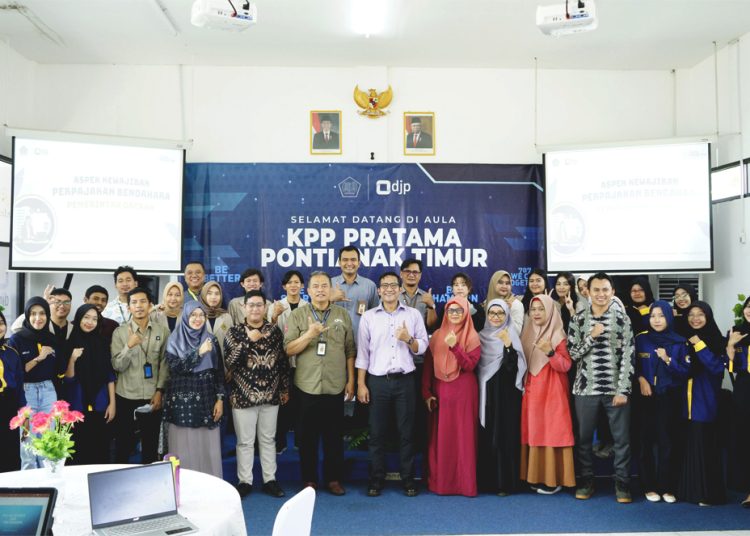 Foto bersama Kepala KPP Pratama Pontianak Timur Ahmad Sadiq Urwah dan mahasiswa.(ist)