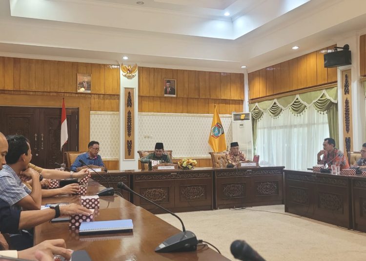 Rapat bersama Pelindo dan Pemkab Kabupaten Mempawah dalam tindak lanjut pemanfaatan lahan Pelabuhan Terminal Kijing di Mempawah, Kamis.(ist)