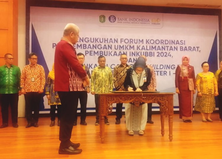Kepala Perwakilan Bank Indonesia Provinsi Kalimantan Barat, Nur Asura Anggini Sari melakukan penandatanganan pengukuhan Forum Koordinasi Pengembangan Usaha Mikro Kecil dan Menengah (FKPU) disaksikan Pj Gubernur Kalbar, Harisson.(matra)