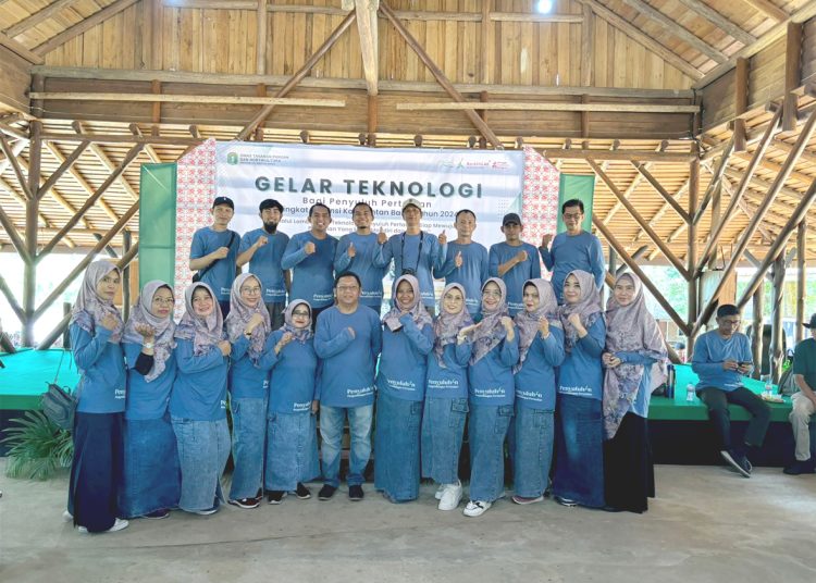 Kadis TPH Kalbar, Florentinus Anum foto bersama para penyuluh pertanian.(ist)