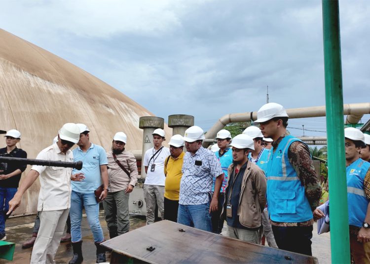 Tim PT Autsindo Aufwind New Energy bersama Ranger PLN UID Kalbar meninjau langsung tahapan pada proses konversi POME menjadi Biogas.(ist)