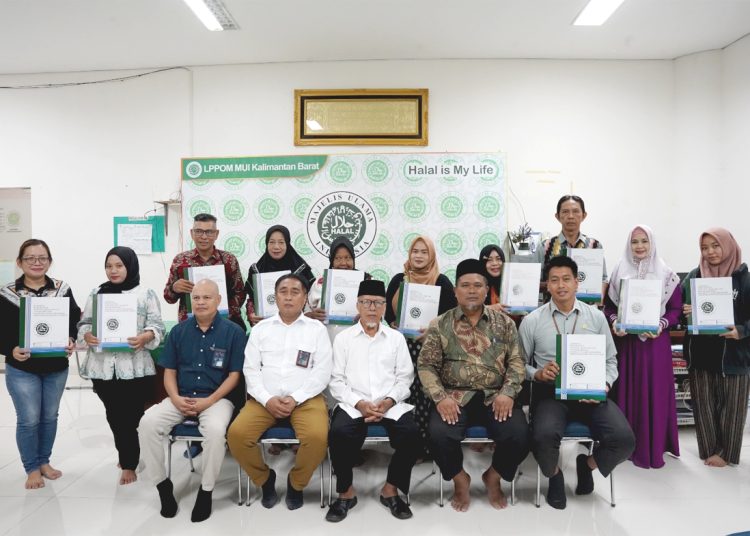 Foto bersama penyerahan sertifikat halal bersama Ketua Umum MUI Kalbar, Dr.H.M Basri HAR di Sekretariat LPPOM MUI Prov Kalbar, Jl. D.A. Hadi Komplek Masjid Raya Mujahidin Pontianak.(ist)