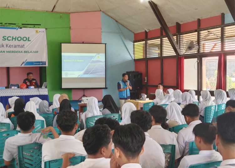 PLN dan Peduli Bahaya Listrik bagi Generasi Muda melakukan edukasi di sekolah.(ist)