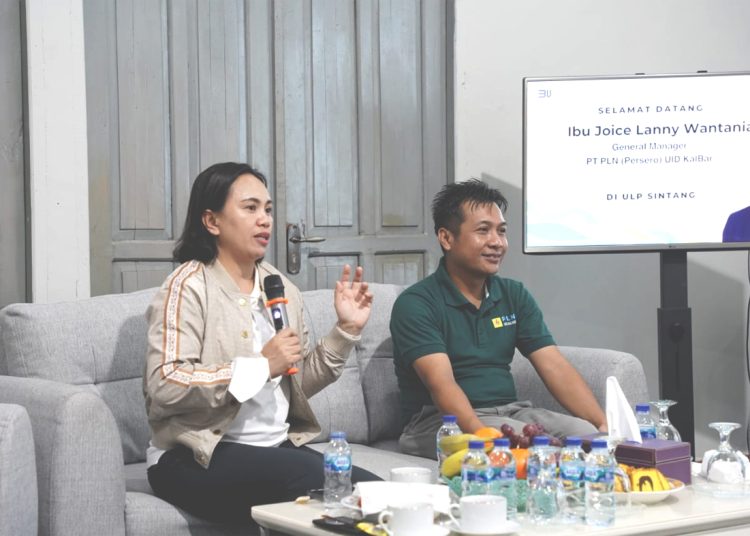 Joice Lanny Wantania, GM PLN UID Kalbar (kiri), bersama Ahmad Khoironi, Manager PLN ULP Sintang (kanan) memberikan imbauan tentang pentingnya SLO bagi instalasi listrik milik pelanggan.(ist)