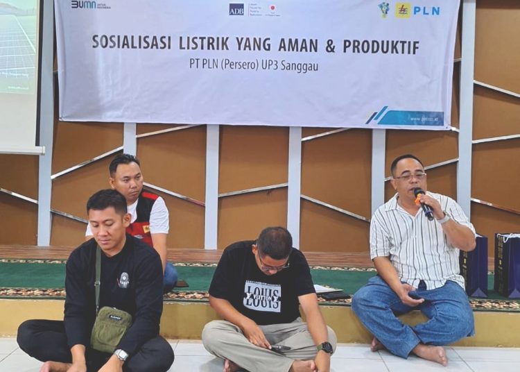 Manager PLN UP3 Sanggau, Ramli Mawalat (kanan) menyampaikan pentingnya keselamatan ketenagalistrikan di lingkungan masyarakat dalam kehidupan sehari-hari.(ist)