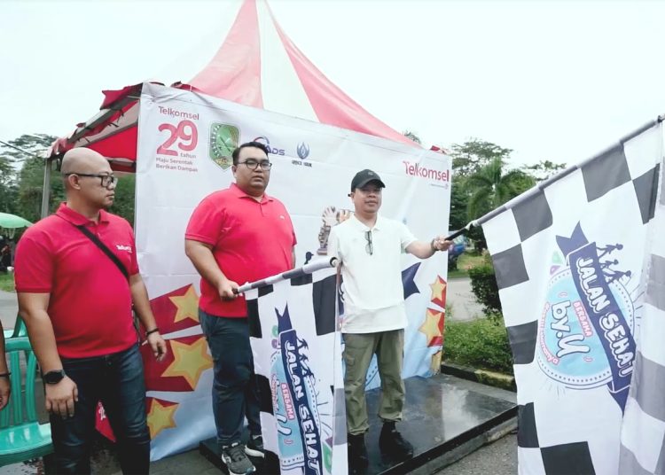 Rangkaian Halo Sambas Festival yang digelar Pemerintah Kabupaten Sambas, Jalan Sehat Bersama by.U #aktifselamanya sukses diikuti 1.300 peserta. Dibuka Bupati Sambas H. Satono dan General Manager Consumer Business Growth and Analytics Area Pamasuka Telkomsel Eureka Meliala, beserta manajemen Telkomsel lainnya. (ist)