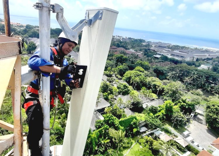 Teknisi XL Axiata melakukan pemeliharaan dan optimalisasi perangkat BTS (Base Transceiver Station) di Nusa Dua, Kabupaten Badung, Bali.(ist)