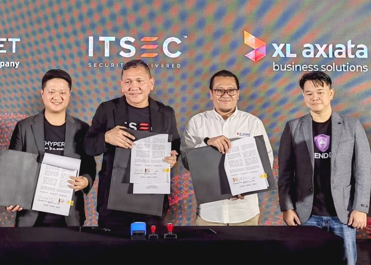 Sudino Oei - CTO Hypernet Technology, Joseph Edi - Presdir ITSEC Asia, Feby Sallyanto - Chief Enterprise Business Officer XL Axiata, dan Willy Kurniawan - VP Technology Defend IT360 saat peluncuran Intellibron Your Smart Cybersecurity Companion di Jakarta, Rabu.(ist)