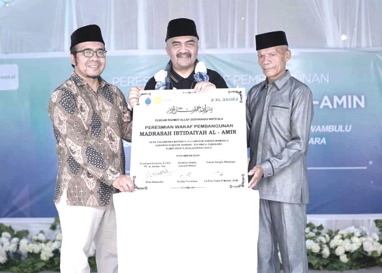 (ki-ka) Direktur Utama IWakaf, Deddy Fenalosa, Chief of Human Capital Officer XL Axiata, M Hira Kurnia dan Ketua Yayasan Al Amin, Ardin berfoto bersama pada saat peresmian proyek pembangunan Madrasah Ibtidaiyah dan sarana pendukungnya di Kabupaten Buton Tengah, Sulawesi Tenggara, Jumat.(ist)
