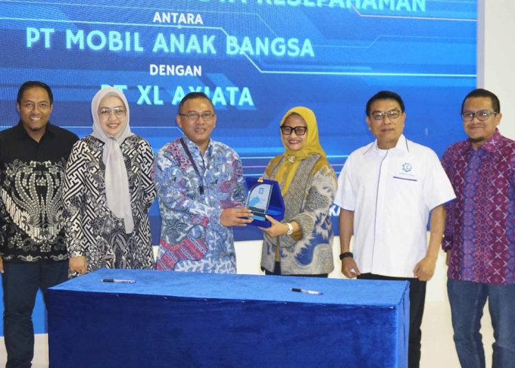 Presiden Direktur & CEO XL Axiata, Dian Siswarini melakukan kerjasama antara PT XL Axiata Tbk dan PT Mobil Anak Bangsa di Jakarta, Sabtu. (ist)
