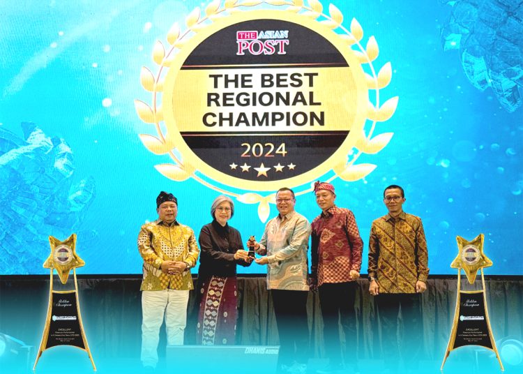 Direktur Utama Bank Kalbar, H. Rokidi menerima penghargaan THE BEST dalam kategori KBM 1.(ist)