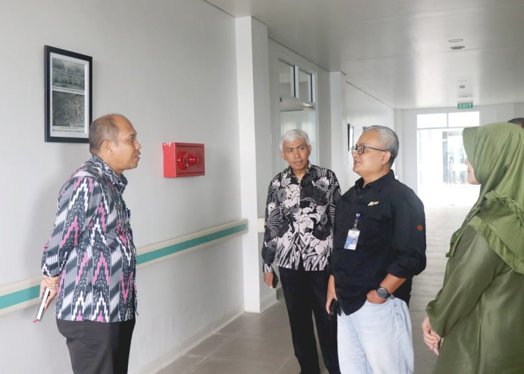 Kepala Perwakilan BPKP Provinsi Kalimantan Barat Rudy M. Harahap saat mengunjungi Rumah Sakit Umum Daerah dr. Rubini Mempawah, Kamis. (ist)