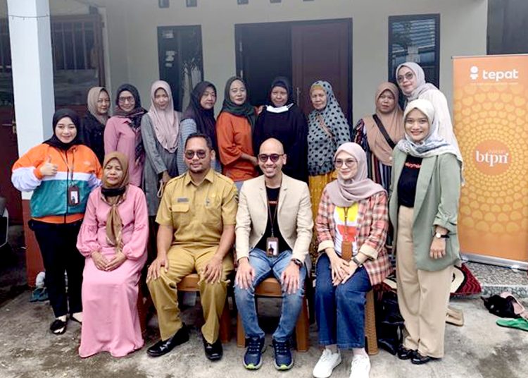 Foto bersama ibu-ibu kumpulan usaha mikro BTPN Syariah dan Miftah, Kepala Pengelola Kesejahteraan Sosial Kelurahan Kota Baru serta Andi Rahmat Agustiawan, Kepala Pembiayaan Area Kalimantan Barat.