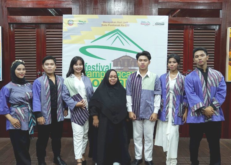 Diah Rahmasari (tengah), owner Modiste & Craft. (ist)