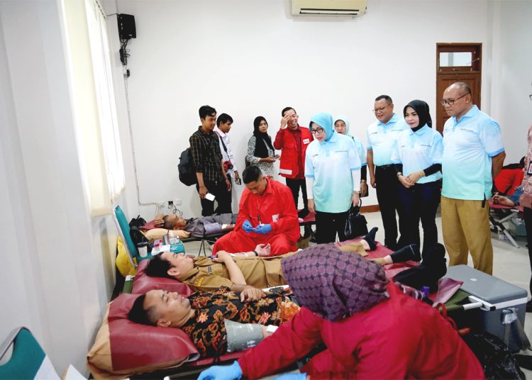 Kegiatan donor darah Bank Kalbar, salah satu rangkaian merayakan HUT Bank Kalbar ke 60 di Pontianak, Selasa.(ist)