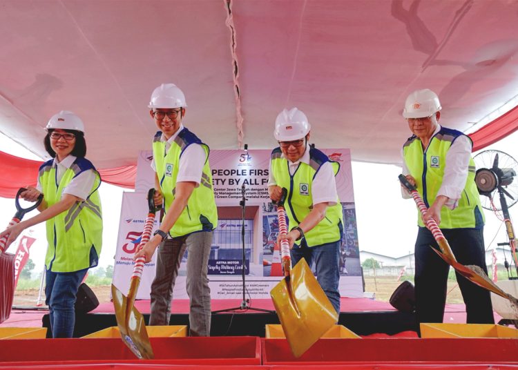 Robien Tony, Chief Executive Astra Motor (ke dua dari kanan) bersama Ronny Agustinus, Marketing Division Head Astra Motor (ke dua dari kiri) melakukan peletakan batu pertama pembangunan Astra Motor Safety Riding Center Jateng, Sabtu. (ist)