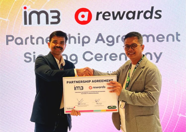 Ritesh Kumar Singh, Director and Chief Commercial Officer Indosat Ooredoo Hutchison (kiri) dan Country Head AirAsia rewards Indonesia, Arifin Prasetyo.(ist)