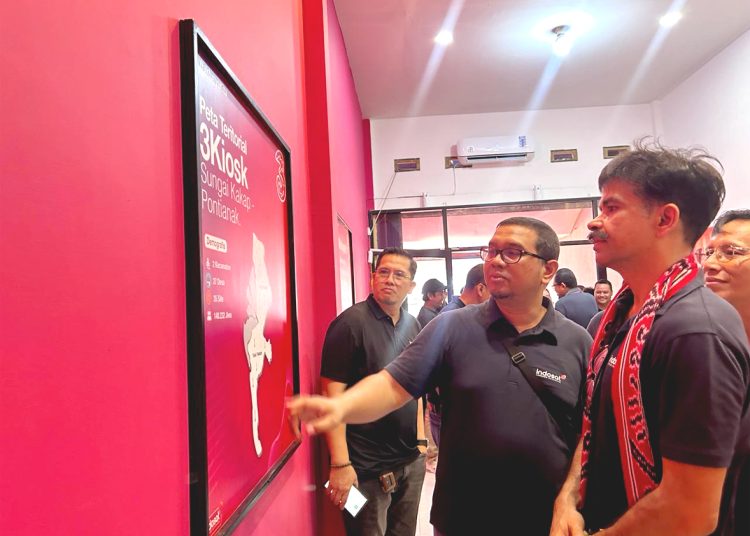 Ritesh Kumar Singh, Director and Chief Commercial Officer Indosat Ooredoo Hutchison, ketika meresmikan 3Kiosk di Desa Sungai Kakap, Kubu Raya, Pontianak, Kalimantan Barat, Jumat.(ist)