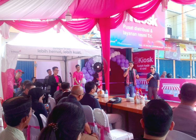 Ritesh Kumar Singh, Director & Chief Commercial Officer Indosat Ooredoo Hutchison saat meresmikan 3Kiosk di Kecamatan Sungai Kakap, Kabupaten Kubu Raya, Kalimantan Barat, Jumat.(matra)