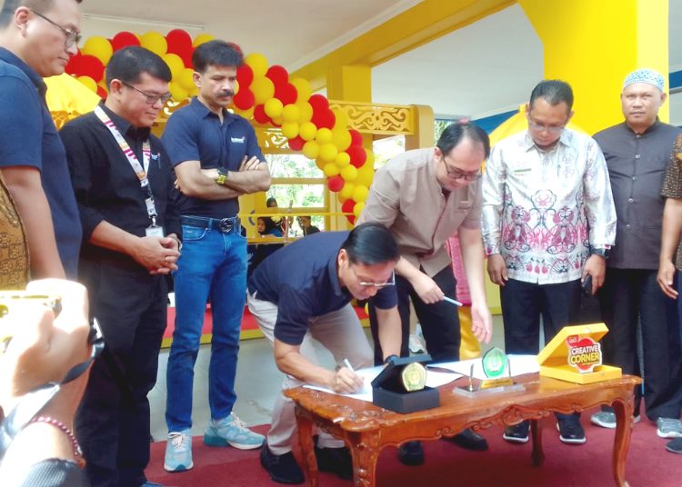 Indosat Ooredoo Hutchison (Indosat atau IOH) melalui brand IM3 kerjasama dengan Institut Keguruan dan Ilmu Pendidikan (IKIP) PGRI Pontianak dengan menyediakan fasilitas Creative Corner IM3, Jumat. (matra)