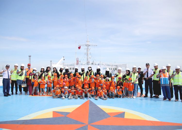 Siswa Taman Kanak-Kanak (TK)  bersama 11 orang guru pendamping Sekolah Islam Muhammad Al Fatih (SIMA) Pontianak dalam kegiatan outing class di Pelabuhan Indonesia Regional 2 Pontianak. (ist)