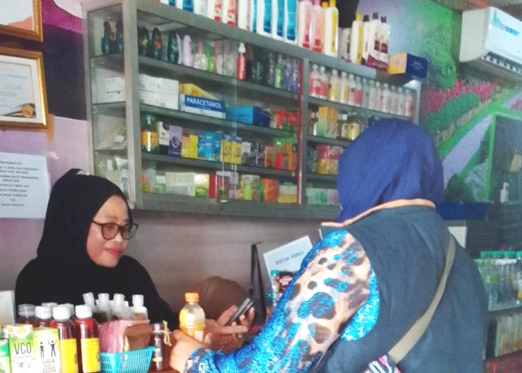 Diah Astuti, pemilik usaha Bugar Refleksi (kiri).