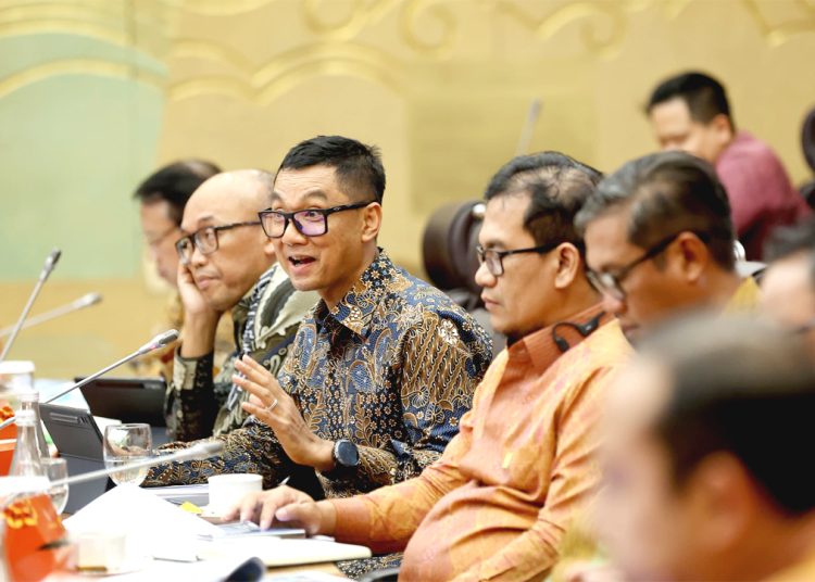 Direktur Utama PLN Darmawan Prasodjo (tiga dari kiri) memaparkan strategi PLN dalam mengembangkan ekosistem kendaraan listrik di Indonesia dalam Rapat Dengar Pendapat dengan Komisi VII DPR RI di Jakarta, Kamis. (ist)