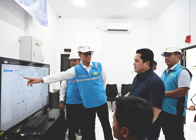 Menteri BUMN Erick Thohir (dua dari kanan) bersama Sekretaris Kementerian BUMN Rabin Indrajad Hattari (kanan), Direktur Utama PLN Darmawan Prasodjo (dua dari kiri), dan Direktur Utama PLN Nusantara Power Ruly Firmansyah (kiri) saat mengunjungi ruang kontrol PLTS IKN di Penajam Paser Utara, Kalimantan Timur, Sabtu. (ist)