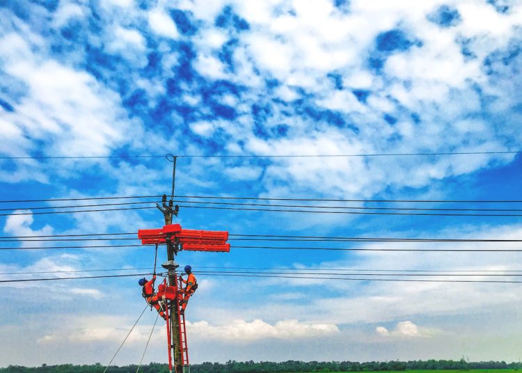 Petugas Dalam Keadaan Bertegangan melakukan pemeliharaan tenaga listrik jaringan 20 kiloVolt tanpa padam di Indramayu, Jawa Barat. (ist)