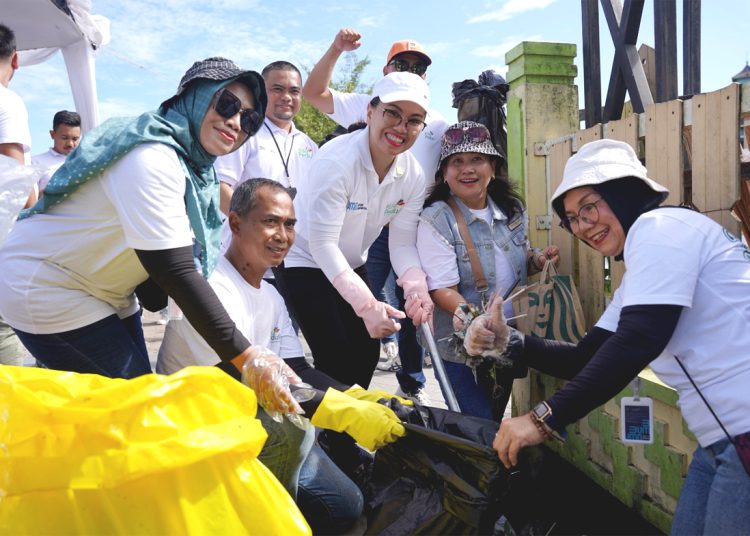 GM PLN UID Kalbar Joice Lanny Wantania (tengah topi putih) ikut serta dalam pemungutan sampah di selokan Masjid Jami Sultah Syarif Abdurahman.
Pontianak, Kamis.(ist)