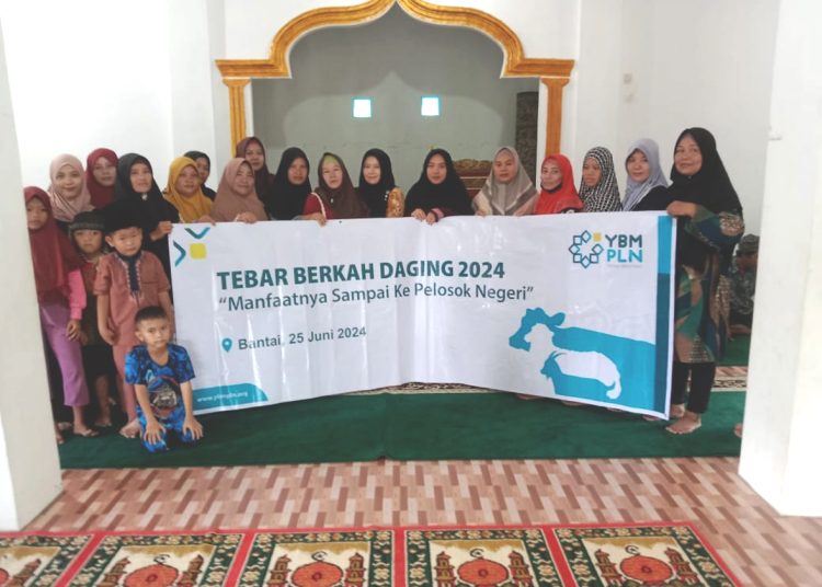 Ibu-ibu warga Dusun Sum Raya Desa Bantai Kabupaten Sanggau bersuka cita menerima bantuan satu ekor sapi dari para muzaki PLN UID Kalimantan Barat. Kubu Raya. (ist)
