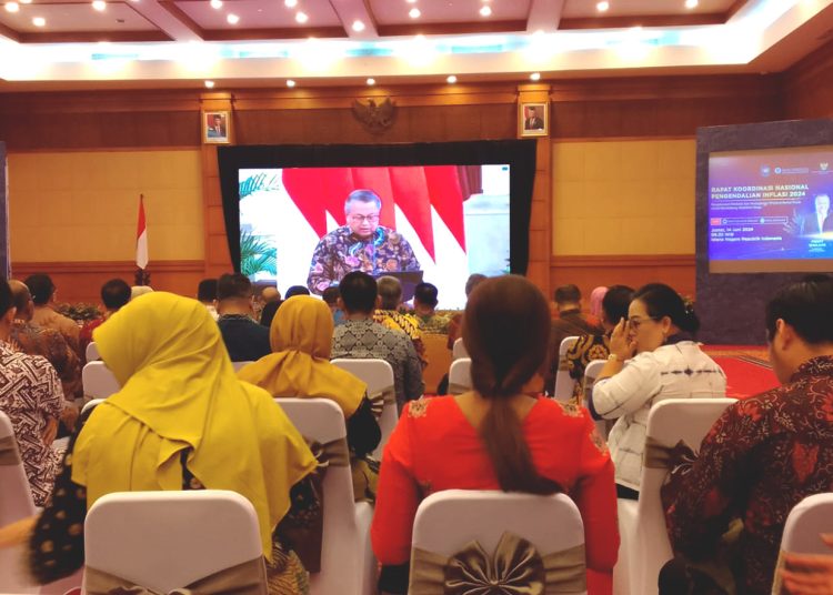 Bank Indonesia Perwakilan Kalimantan Barat nobar Rakornas Pengendalian Inflasi 2024 dan Tim Pengendalian Inflasi Daerah (TPID) Award bersama Pemprov dan walikota serta bupati se Kalbar, di Kantor BI Kalbar, Jumat. (matra)