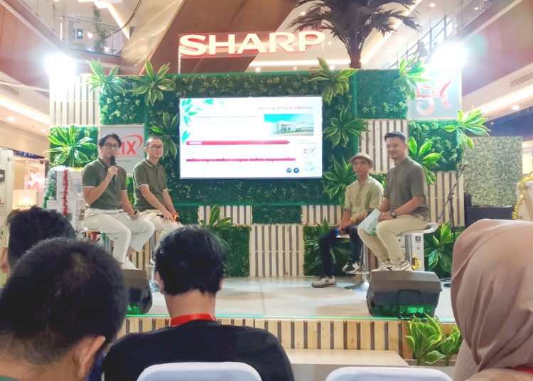 Sharp Indonesia merayakan ulang tahun ke 111 dengan kegiatan pameran dan talkshow di Pontianak, Rabu.(matra)