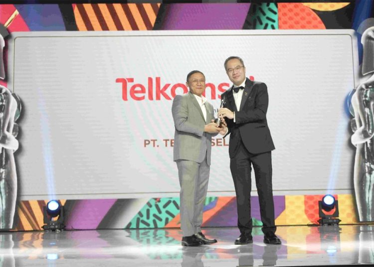 Telkomsel dinobatkan sebagai peraih HR Asia Best Companies to Work for in Asia 2024 untuk kali ke tiga, serta menerima HR Asia Sustainable Workplace Awards 2024. (ist)